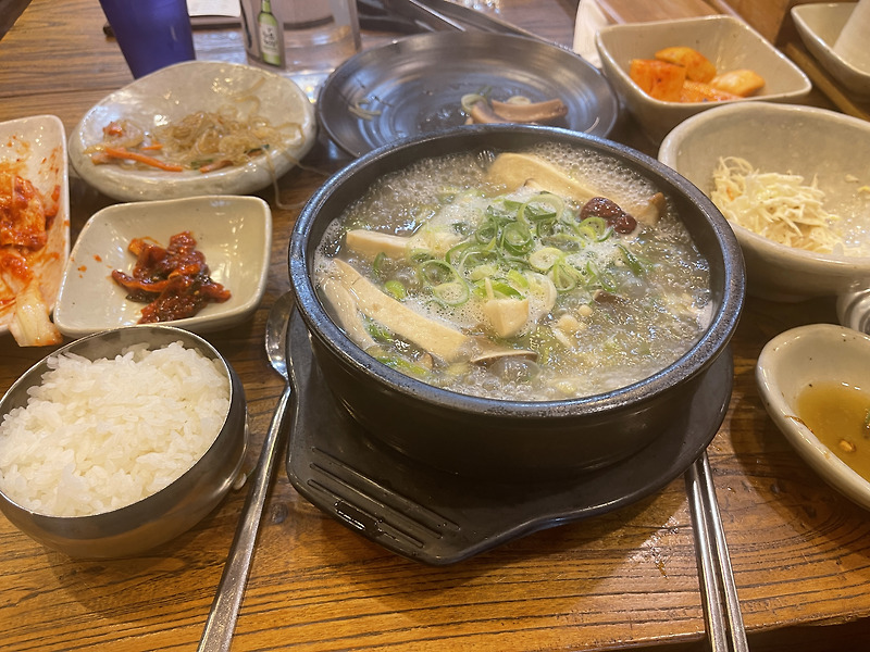 quantumcode08's tweet card. 오늘 점심은 무엇을 추천해볼까 생각하다가 어제 먹은 갈비탕이 생각이 나서 몇 자 적어보도록 하겠다. 요즘 하도 코로나에 걸린사람들이 많아서 이제는 회사에서도 한번씩은 다 걸린듯해서 함께 밥도 먹고 하는 시간도 생기기 시작했다. 그렇다면 회사원들의 제일 걱정 중에 하나는 오늘 점심 뭐 먹지? 구내식당이 있다면 좋지만 그렇지 못한 회사들도 많지 않은가?...