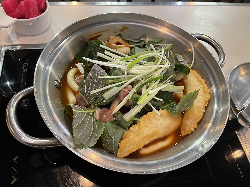 quantumcode08's tweet card. 늦은 아침 겸 점심을 해결하기 위해 오늘 방문한 곳은 Side Show(사이드 쇼)이다. 프리미엄 즉석떡볶이를 판매하는 곳인데 특이하게 곱창 떡볶이가 있다. 얼마나 프리미엄 이길래 하고 생각도 하고 떡볶이를 엄청 좋아하는 것은 아니지만 곱창이 들어간다는 이야기에 맛이 너무나 궁금해서 방문해 보았다. 곱창 떡볶이 스몰 사이즈와 튀김만두 김말이를 추가로...