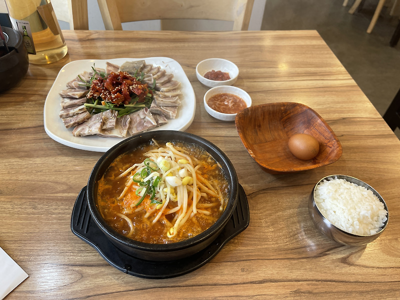 quantumcode08's tweet card. 회사원들의 매일 같은 고민 중하나 가 오늘 점심은 뭘 먹을까? 일 듯하다. 그래서 오늘 점심 뭘 먹으면 좋을지 한번 골라봤다. 오늘 점심은 콩나물 해장국 어떨까? 가격도 저렴? 하고 영양도 좋은 콩나물 해장국 만약 어제 회사 동료들과 소주 한잔 했다면 완전 강추 그야말로 해장도 하고 영양도 챙기는... 모든 콩나물 국밥집이 나오는 것을 아닐 테지만 내가...