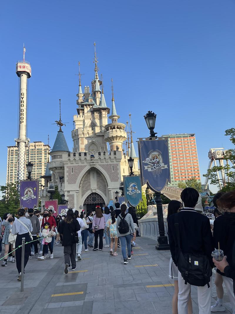 quantumcode08's tweet card. 며칠 전 어린이날 큰아이와 함께 놀이동산을 가기로 약속한 게 있어서 가기로 하였는데 에버랜드와 롯데월드 두 곳 중에 한 곳을 가기로 하였다. 시간은 12시쯤 일어나서 씻고 세상 한량인 둘이 어슬렁어슬렁 집에서 나와 롯데월드로 향했다. 오후 한 시 반쯤 주차를 하고 롯데월드로 들어가기 위해 표를 사고 사람에 치이겠다 싶어서 대충 놀다 가면 되겠지 했는데...