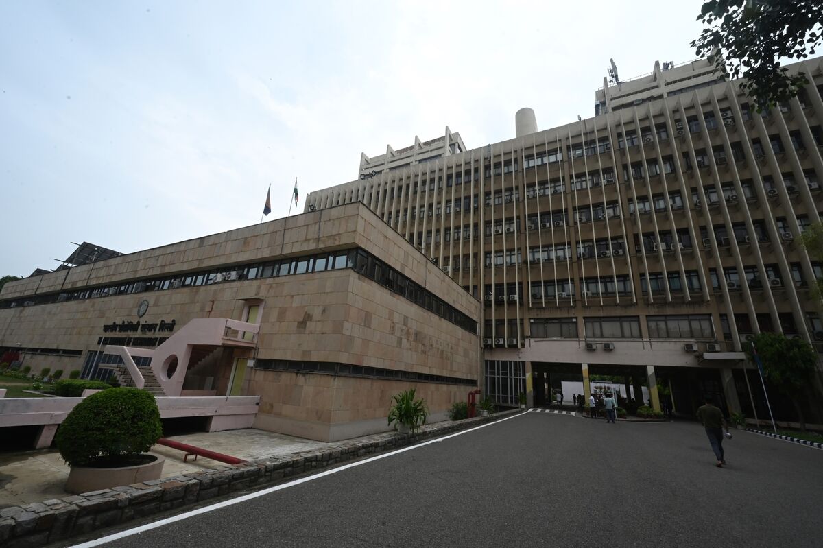 orae_signal's tweet card. Weeks after the US announced steep new fees for H-1B visas, large banners at a Delhi metro station outside the Indian Institute of Technology proclaimed: “We still sponsor H-1Bs” and “$100K isn’t...