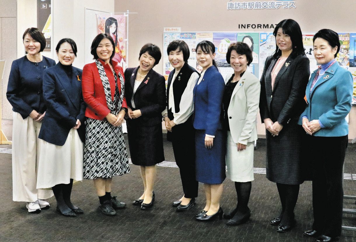 chunichi_tokai's tweet card. 女性市長が集まる会合が14日、長野県諏訪市であり、静岡県島田市の染谷絹代市長（71）＝4期目＝が「全国女性市長の会」を発足させることを...