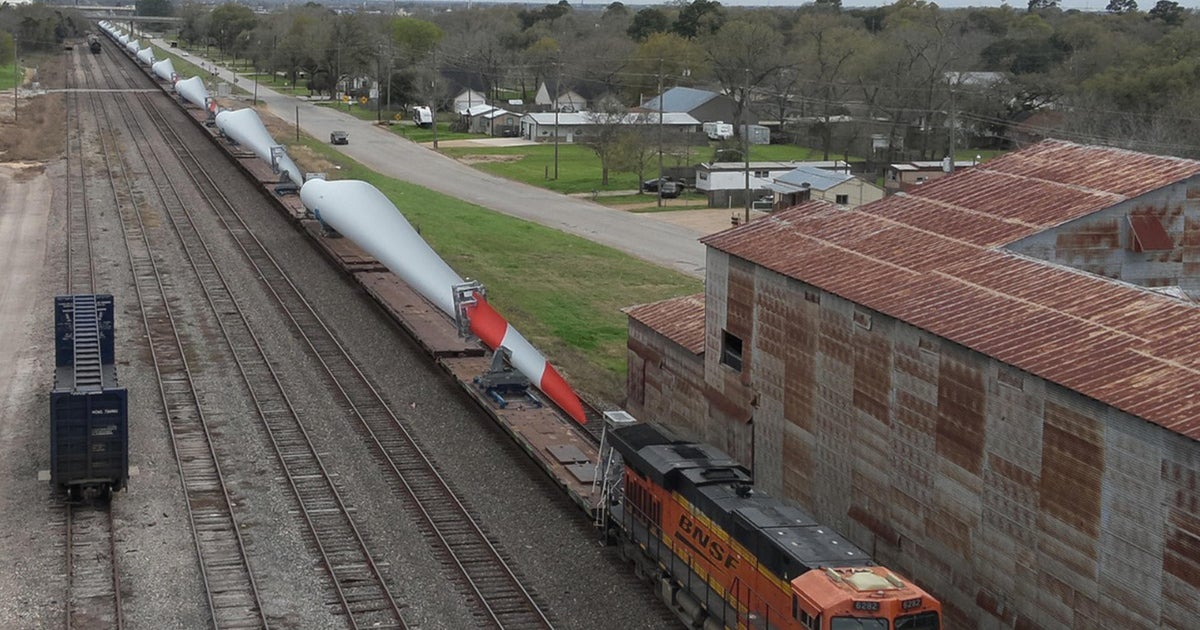 Structures_Guy's tweet card. Two dozens of the longest wind turbine blades to be transported by railroad left Greeley on Wednesday bound for Texas.