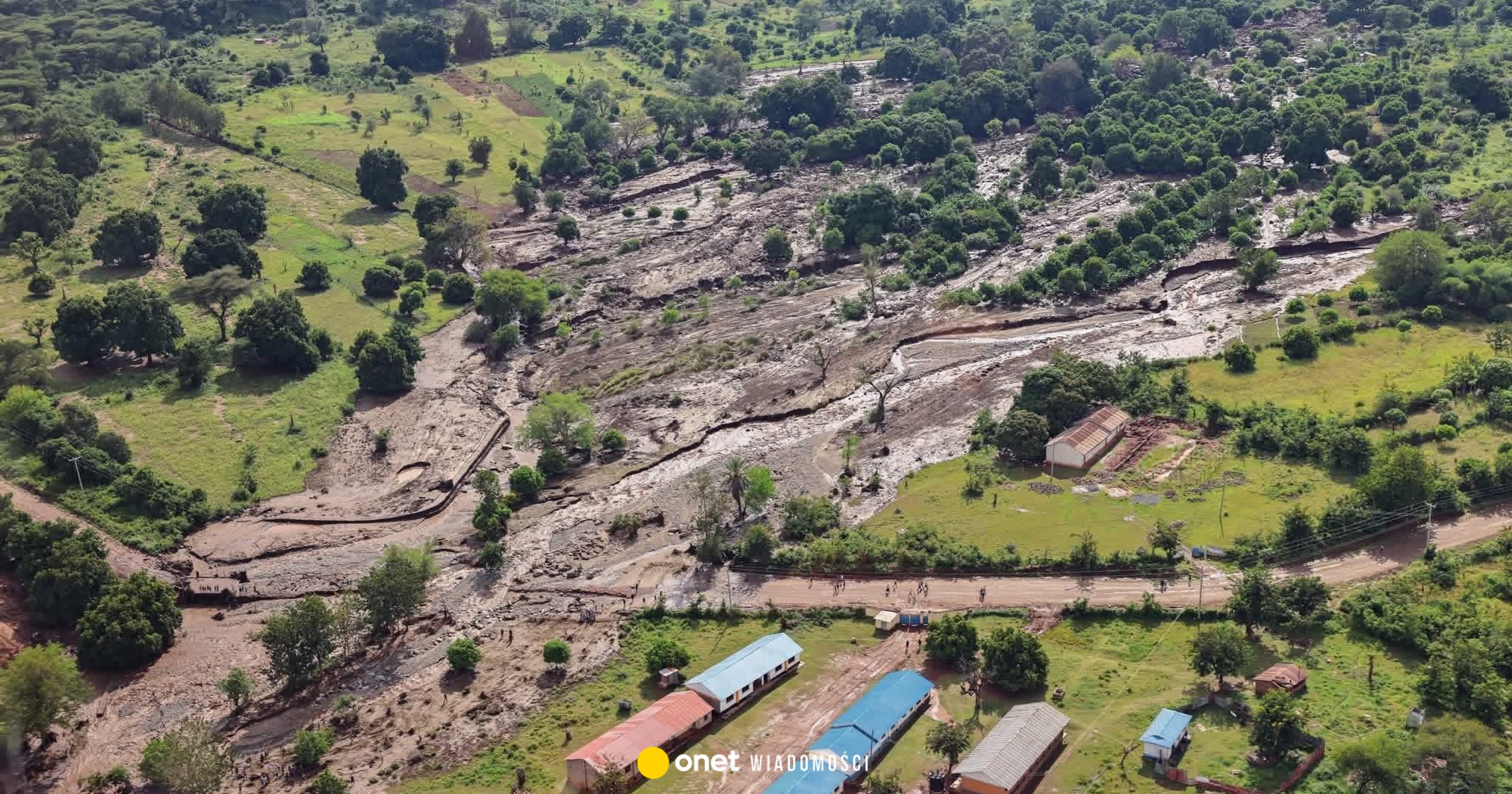 OnetWiadomosci's tweet card. 21 osób zginęło na skutek osunięcia ziemi w zachodniej części Kenii. Lawiny błotne zeszły po ulewnych deszczach, które nawiedziły tamten rejon kraju. Minister spraw wewnętrznych Kipchumba Murkomen...