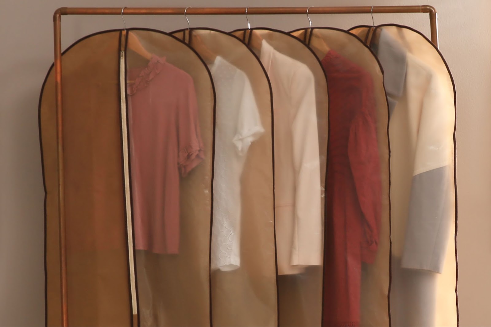 HoosierHomeMike's tweet card. Wondering the best way to pack your clothes? this guide has some suggestions. #movingday #packingguide