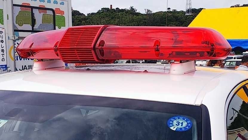 theokinawatimes's tweet card. 　沖縄署は６日、酒に酔って民家の玄関のドアを破壊し、室内に侵入したとして米軍嘉手納基地所属の上等兵（２１）を建造物損壊と住居侵入の疑いで緊急逮捕した。調べに「室内に入ったがドアは壊していない」と一部容疑を否認している。