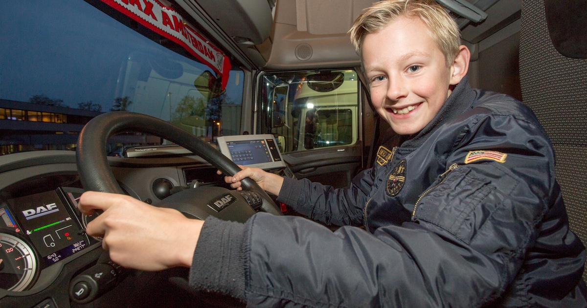 DFDSLogisticsNL's tweet card. LICHTENVOORDE - Senna Busch (11) uit Lichtenvoorde weet het nu al zeker: hij wordt later vrachtwagenchauffeur. Maar waarom wachten, als je nu al kan solliciteren? De 11-jarige klom in de pen en...