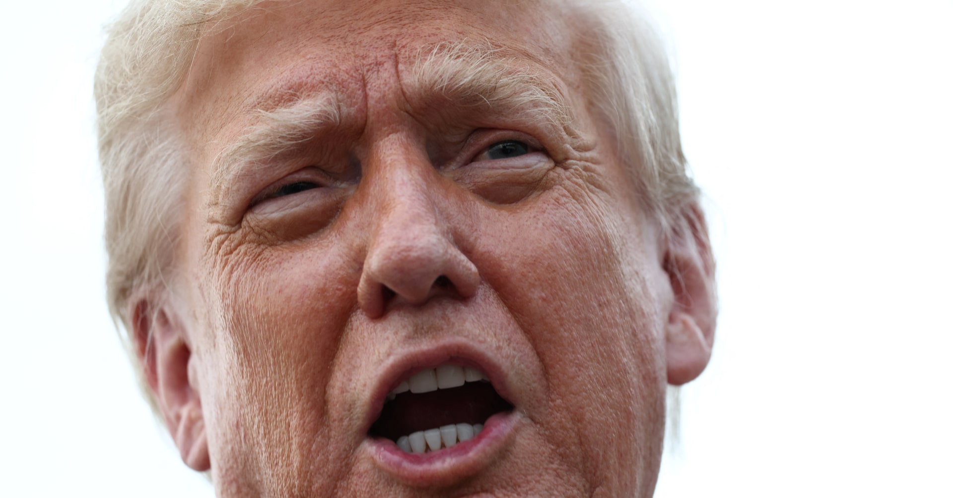 ReutersJapan's tweet card. トランプ米大統領は１３日、日本が米国産の自動車や農産品に市場を開放していないと改めて不満を示した上で、「非常に急速に方針を変えつつある」との見方を示した。メリーランド州アンドリュース統合基地で記者団に語った。