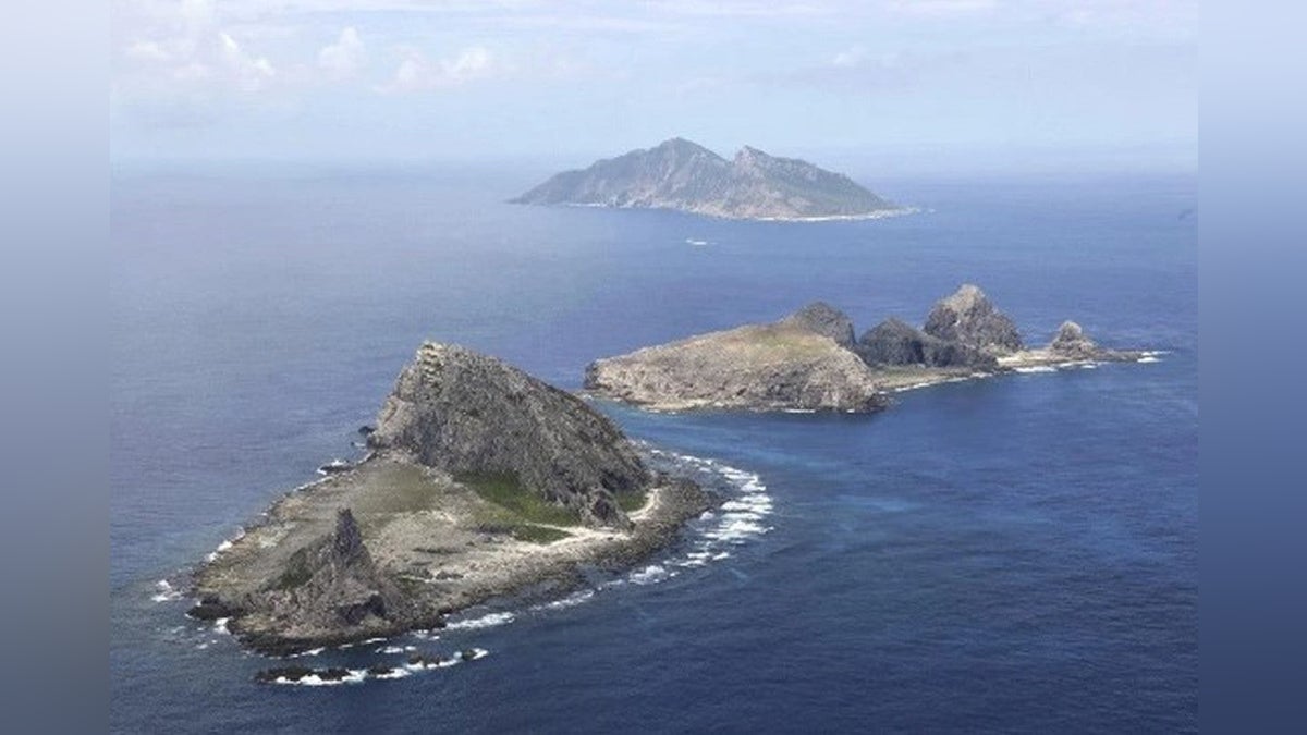 Yomiuri_Online's tweet card. 【読売新聞】　第１１管区海上保安本部（那覇市）によると、１６日午前１０時１４分頃から同１０時半頃にかけて、沖縄県石垣市の尖閣諸島・南小島沖の領海に中国海警局の船４隻が相次いで侵入した。 いずれも砲を搭載しており、海上保安庁の巡視船が