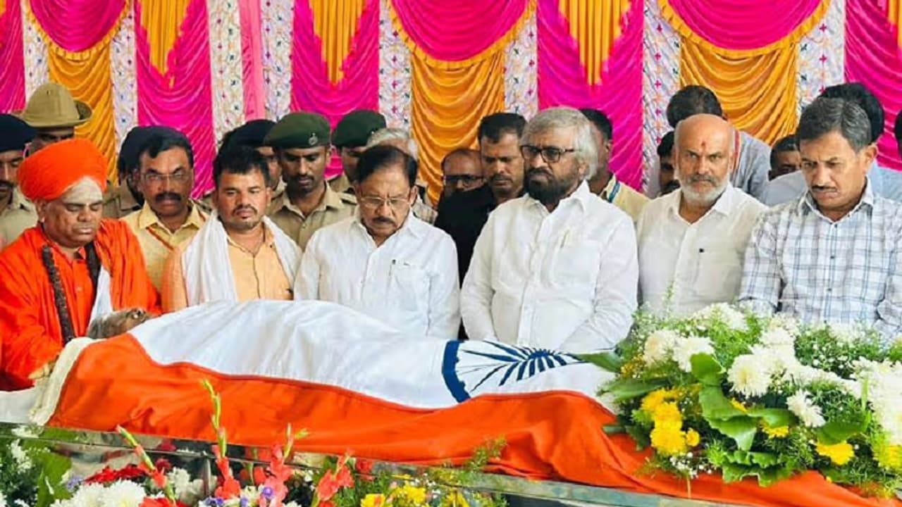 AsianetNewsSN's tweet card. ವೃಕ್ಷ ಮಾತೆ, ಪದ್ಮಶ್ರೀ ಪುರಸ್ಕೃತೆ ಸಾಲುಮರದ ತಿಮ್ಮಕ್ಕ (114) ಅವರ ಅಂತ್ಯಕ್ರಿಯೆಯನ್ನು ಮಲ್ಲತ್ತಹಳ್ಳಿಯಲ್ಲಿರುವ ಕಲಾಗ್ರಾಮದಲ್ಲಿ ಶನಿವಾರ ಮಧ್ಯಾಹ್ನ ಸಕಲ ಸರ್ಕಾರಿ ಗೌರವಗಳೊಂದಿಗೆ ನೆರವೇರಿಸಲಾಯಿತು.