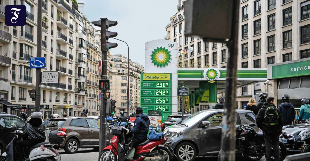 LukasSustala's tweet card. Auch Budapest und Paris beenden ihre großzügigen Hilfen an der Zapfsäule. Ungarn kehrt zurück zu Marktpreisen – und Frankreich spendiert Autofahrern 100 Euro.