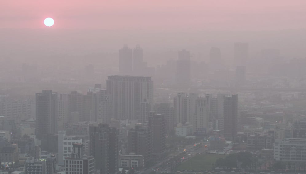 SciDevNet's tweet card. Short-term exposure to particulate matter during ‘spikes’ in urban air pollution is costing lives, researchers warn.