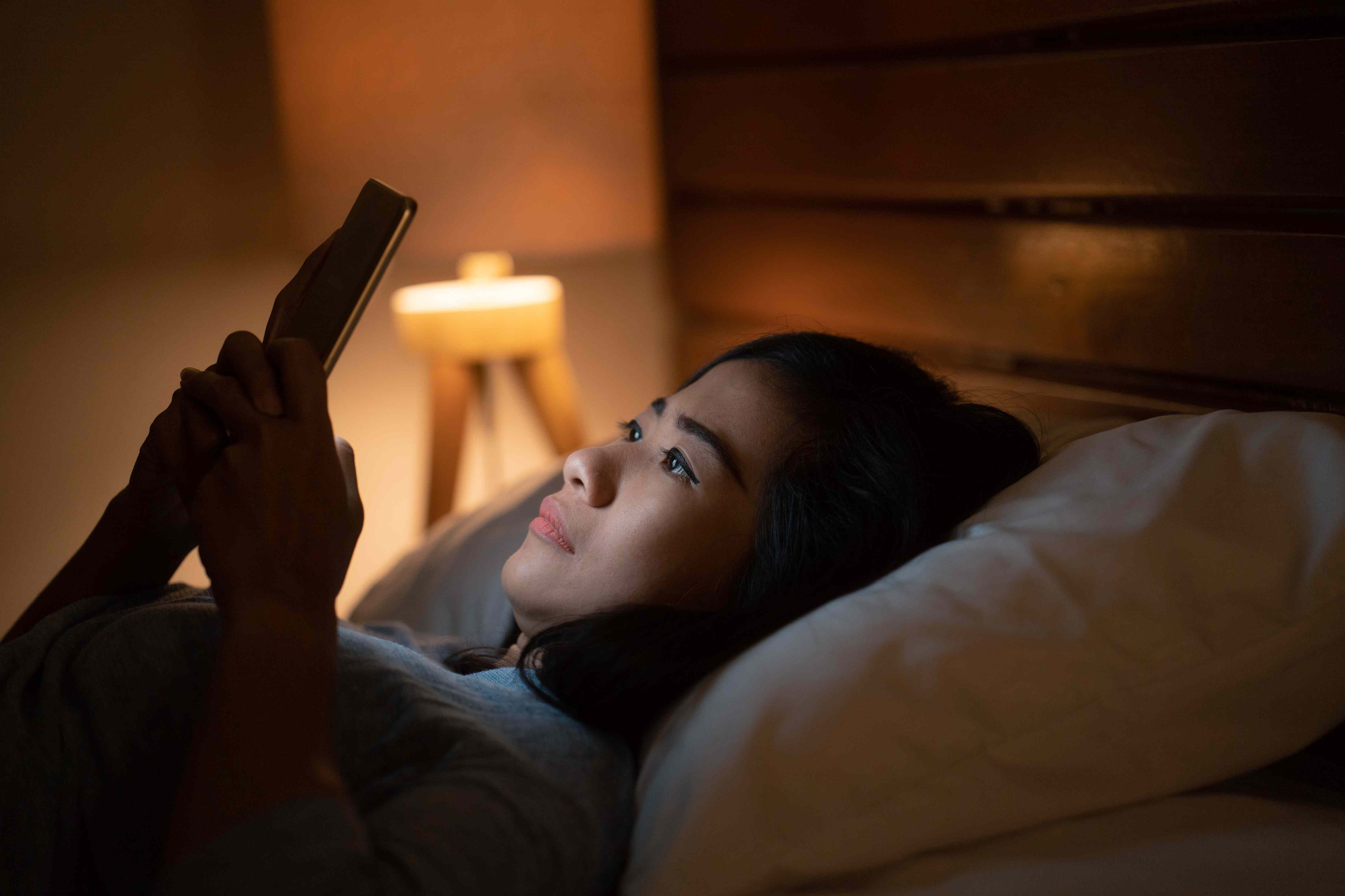 CaliberPain's tweet card. At night, the blue light from your phone can trick your brain into thinking it's still daytime. But is shifting to red light any better? Here's what experts say.