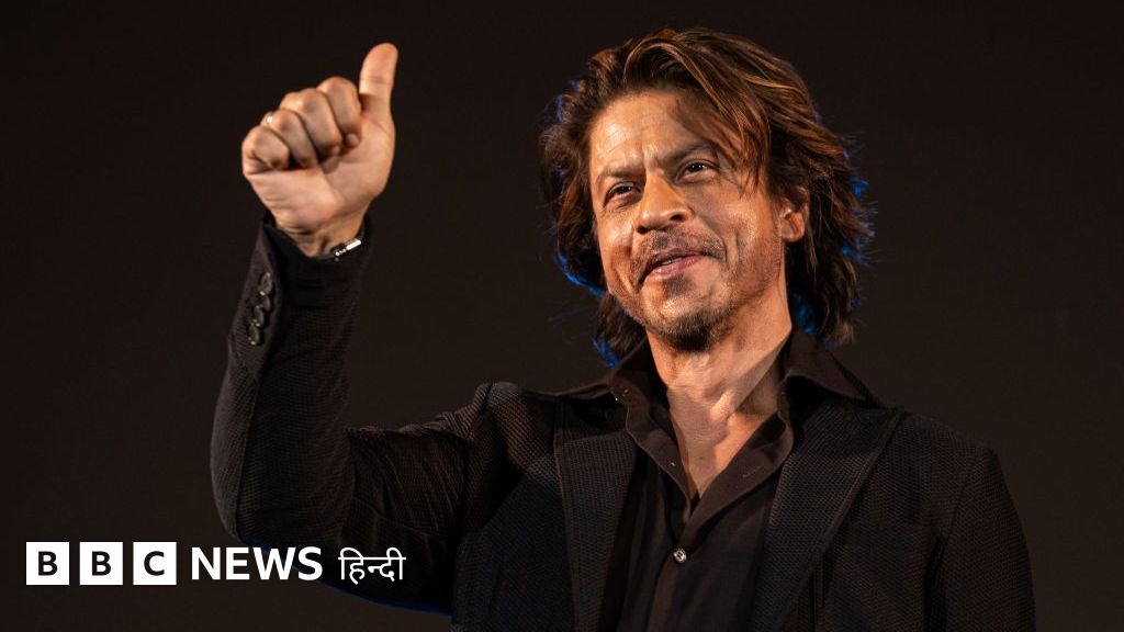 BBCHindi's tweet card. 2 नवंबर यानी आज शाहरुख़ ख़ान का 60वां जन्मदिन है. इस मौक़े पर जानिए शाहरुख़ के बचपन से लेकर अभिनय की दुनिया में कदम रखने और कामयाबी हासिल करने की उनकी कहानी.