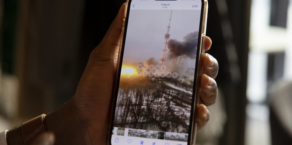 AfriqueXXI's tweet card. Le 24 février, la Russie est entrée en guerre contre l’Ukraine. Sous une avalanche de feu, des millions d’Ukrainiens ont fui leurs foyers. Au moment de l’invasion, le pays accueillait 23 000 (…)