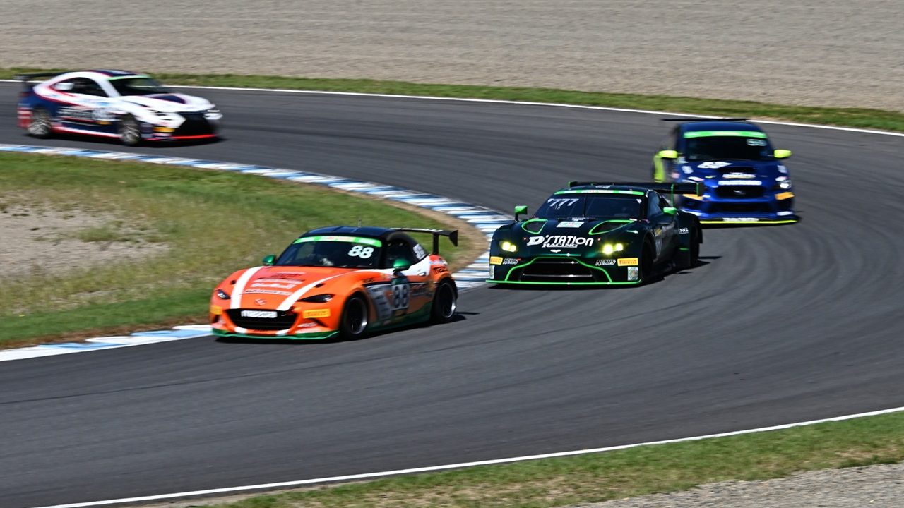 ModelshipFlag3's tweet card. 2003年に自動車産業に参入した、BYD。2003年の参入から20年あまり、いまや世界市場でトヨタと肩を並べる存在へと急成長している。技術もさることながら、各国の市場を緻密に分析し、かつての先達と互