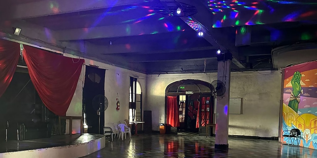 infobaepolitica's tweet card. El anuncio lo realizó el vocero presidencial, Manuel Adorni. “Es una falta de respeto a todos los pagadores de impuestos”, sostuvo