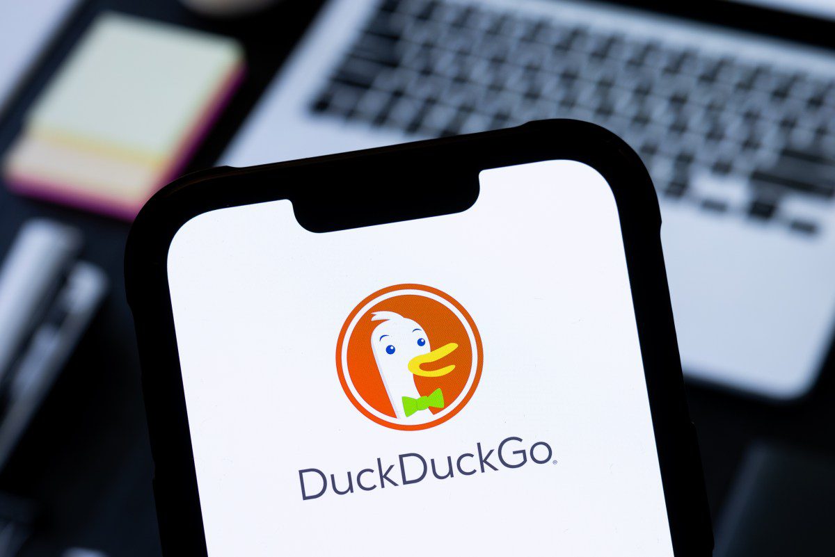 andre_lug's tweet card. O navegador focado em privacidade DuckDuckGo está lançando uma nova configuração que permite aos usuários filtrar imagens geradas por IA nos resultados de