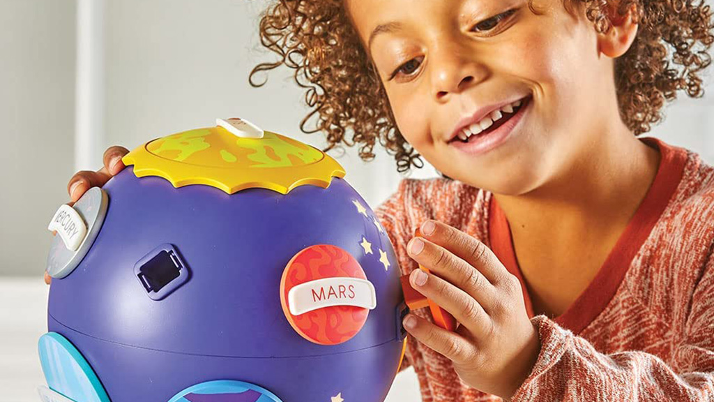 TheToyInsider's tweet card. This puzzle teaches about shapes and the planets in our solar system.