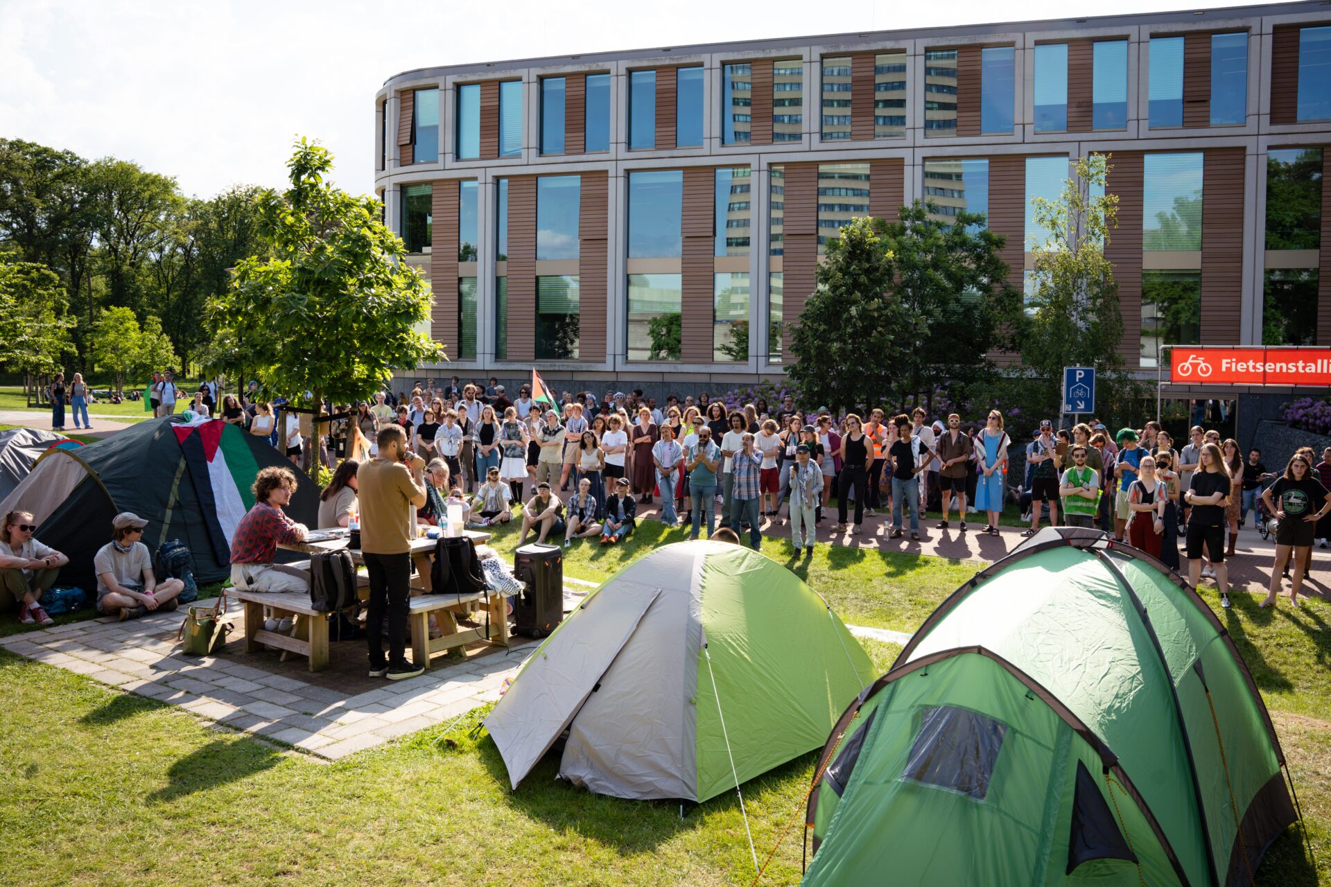 VoxNieuws's tweet card. De framing van Mohammed Khatib als haatprediker en antisemiet is volgens twee wetenschappers van Situating Palestine een sprekend voorbeeld van islamofobie en anti-Palestijns racisme. Anya Topolski...