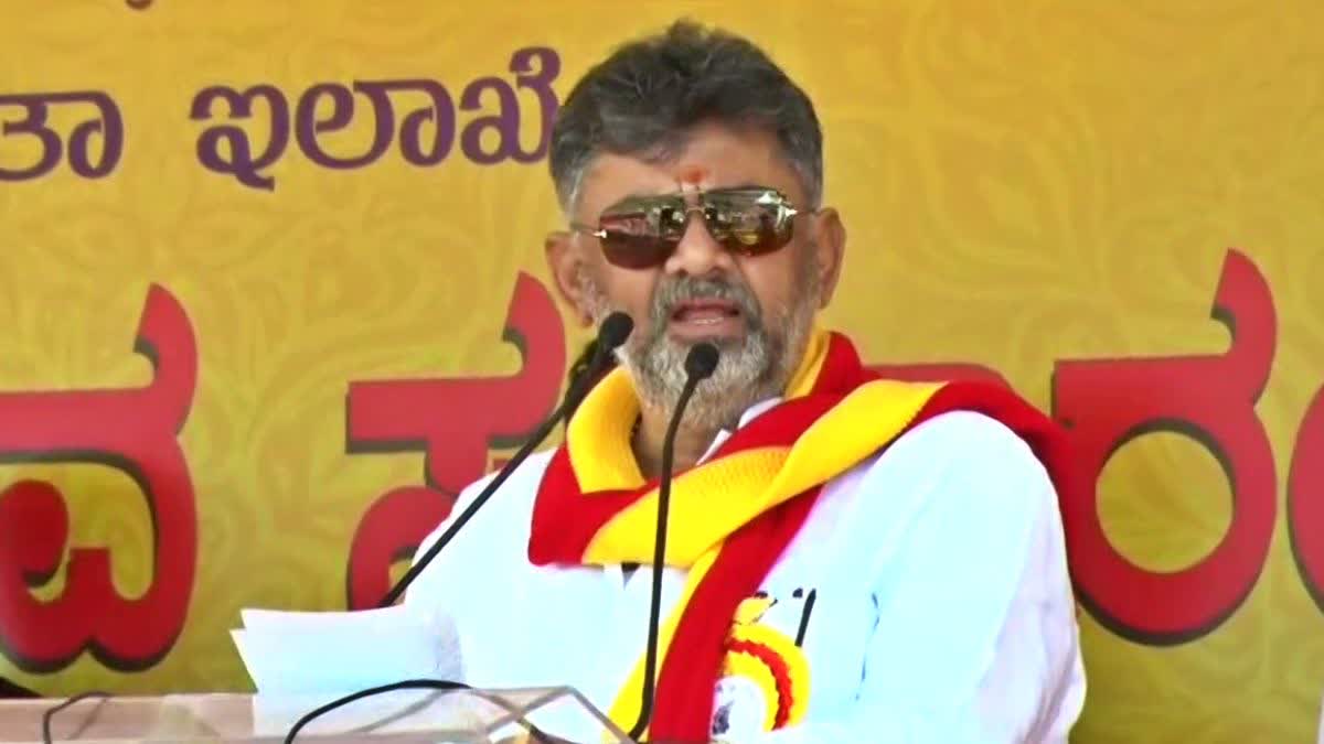 ETVBharatKA's tweet card. ಲಾಲ್​​ಬಾಗ್​ನಲ್ಲಿ ಸುರಂಗ ರಸ್ತೆ ನಿರ್ಮಾಣ ಮಾಡುವುದನ್ನು ವಿರೋಧಿಸಿ ಪ್ರತಿಪಕ್ಷ ನಾಯಕ ಆರ್.ಅಶೋಕ್ ಧರಣಿ ಕೂರುವ ಅಗತ್ಯವಿಲ್ಲ ಎಂದು ಡಿಸಿಎಂ ಡಿ.ಕೆ.ಶಿವಕುಮಾರ್ ತಿಳಿಸಿದ್ದಾರೆ.