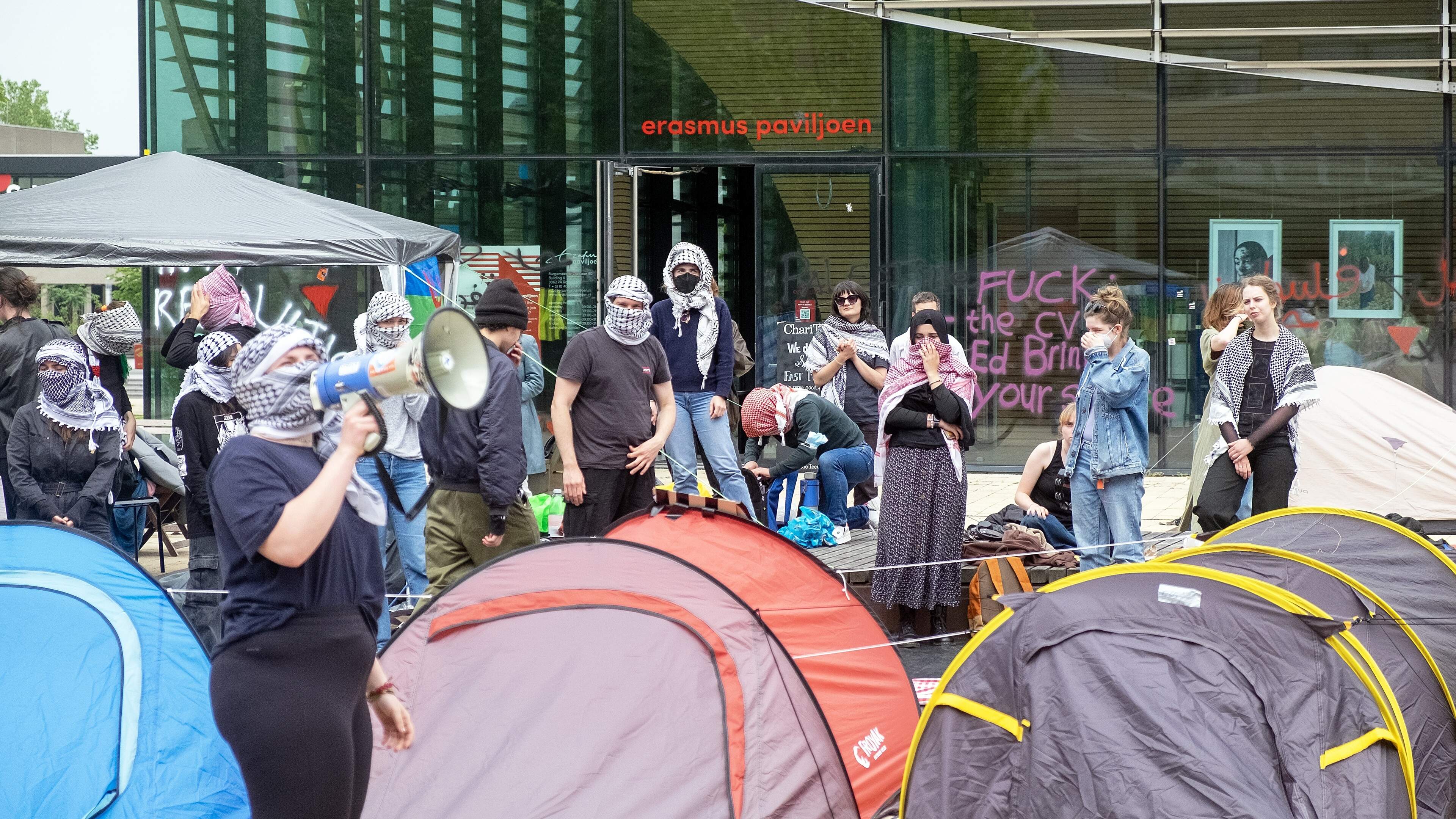 RonnyNaftaniel's tweet card. Een stoet van pro-Palestijnse groepen demonstreert dinsdag bij de Erasmus Universiteit tegen één Joods-Israëlische hoogleraar, die zich al maanden niet meer op de campus in Rotterdam durft te...
