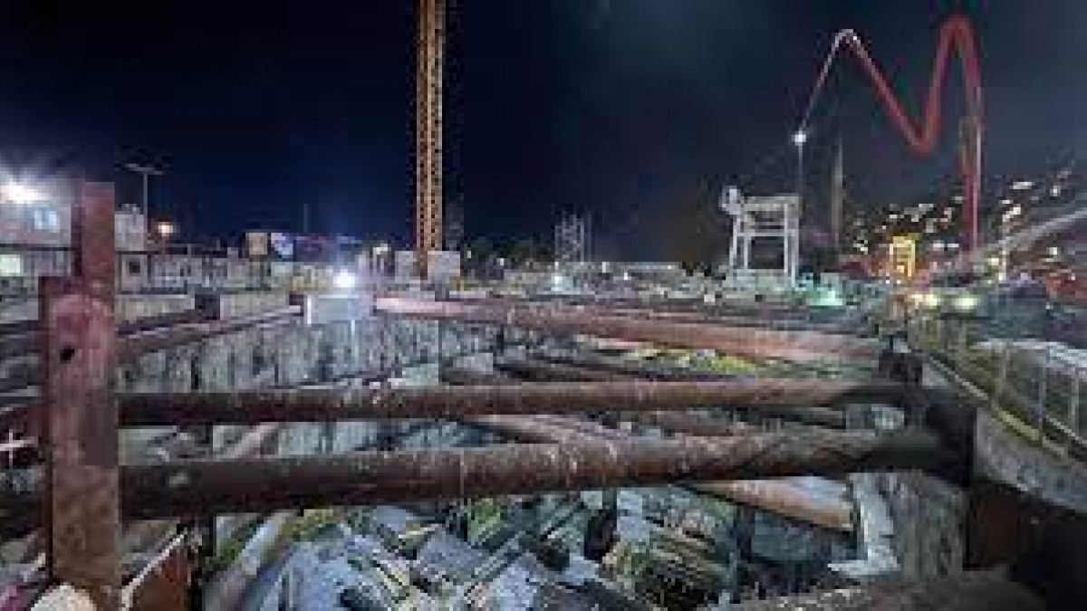 maturkce1's tweet card. Beyoğlu'nda metro inşaatının beton dökümü sırasında iskele çöktü, 1 işçi hayatını kaybetti.