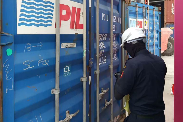 kppbcgresik's tweet card. Adapun layanan Bea Cukai Gresik selama masa libur lebaran mencakup, Pemeriksaan fisik barang, Pelayanan dokumen kepabeanan, Fasilitasi penge