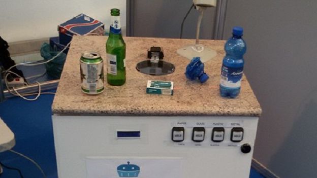 RecycleBot_it's tweet card. Metti un programmatore pigro, ma geniale, e un mucchio di rifiuti. Il risultato si chiama recyclebot e vuole cambiarti la vita