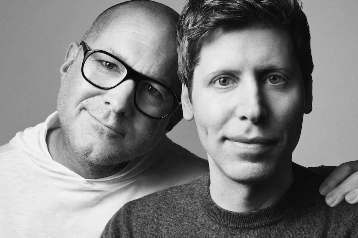 BlogNT's tweet card. OpenAI et Jony Ive planchent sur une enceinte connectée sans écran, inspirée d’Apple, avec d’autres appareils IA prévus dès 2026-2027.