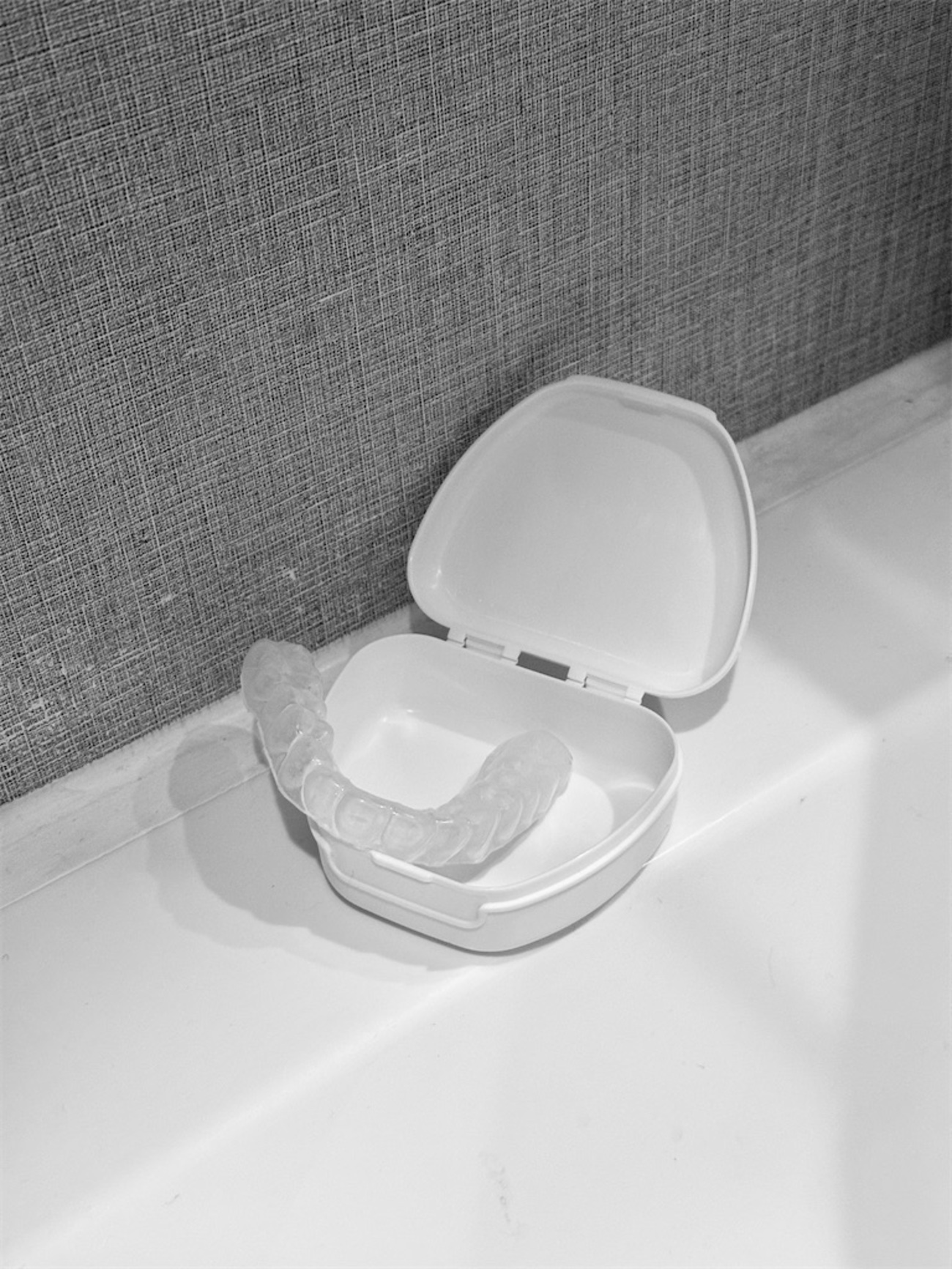 olymposgo's tweet card. どうも寝るとき、めちゃめちゃ歯を食いしばっているようで、歯医者さんより就寝用マウスピースの着用を勧められた。 最初は抵抗があったけど、慣れてくると実に良い。 そのうち寝るときだけでなく、家での家事や仕事中も着けるように。 なぜだかマウスピースをしていると、いつもより集中できるような気がするのだ。 でも、これ、就寝用。 …