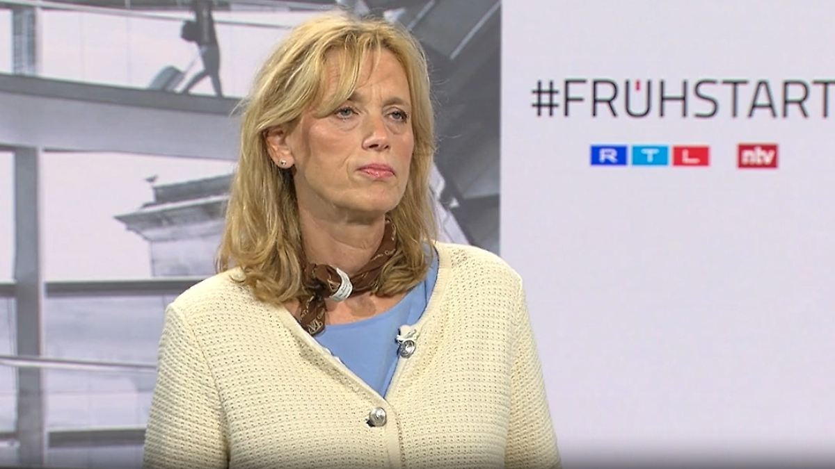 BMBFSFJ's tweet card. Familienministerin Prien zeigt sich zufrieden mit der errungenen Haushaltseinigung: mehr Geld für Kinder und Jugendliche, keine Kürzungen bei Zukunftsinvestitionen. Im ntv Frühstart spricht die...
