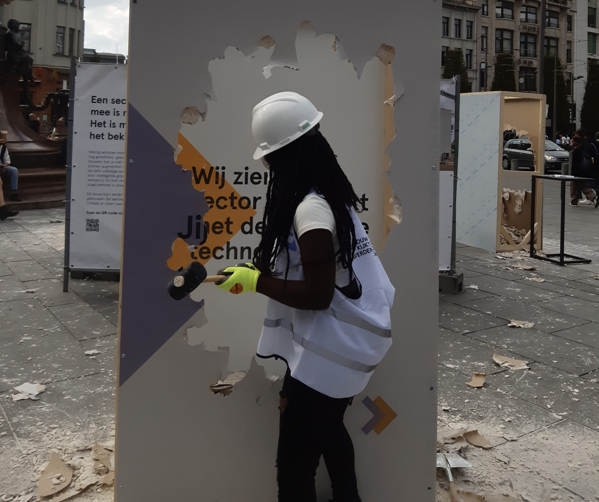 constructivbe's tweet card. In deze nieuwe campagne eren we enkele straffe vrouwen én hun uitvindingen. Veel mensen associëren werken in de bouw nog steeds met noeste arbeid.