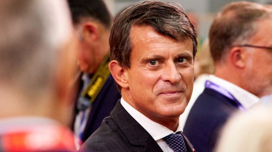 franceinfo's tweet card. Invité sur Radio J dimanche, l'ex-Premier ministre s'inquiète d'une "crise de régime" et a répété sa "colère" après son départ du ministère des Outre-mer lors du dernier remaniement.