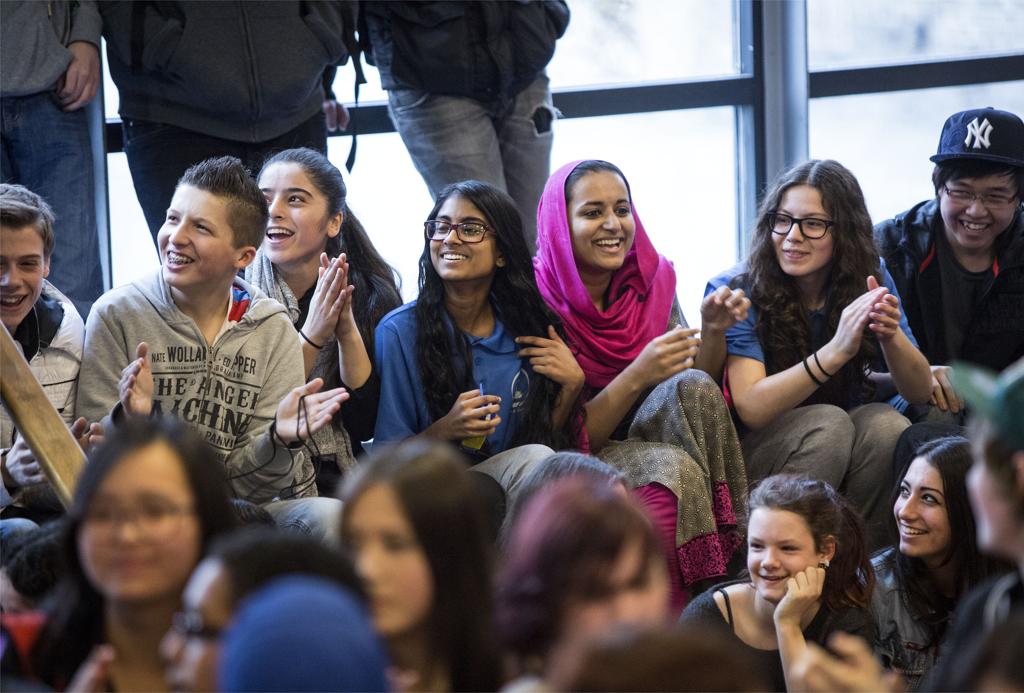 RaymondaVerdyck's tweet card. In een zogenaamde concentratieschool vang je constant verhalen op van het dagelijks racisme waar de leerlingen mee te maken krijgen. Helaas, constateert Ruth Lasters, hanteren goed bedoelende...