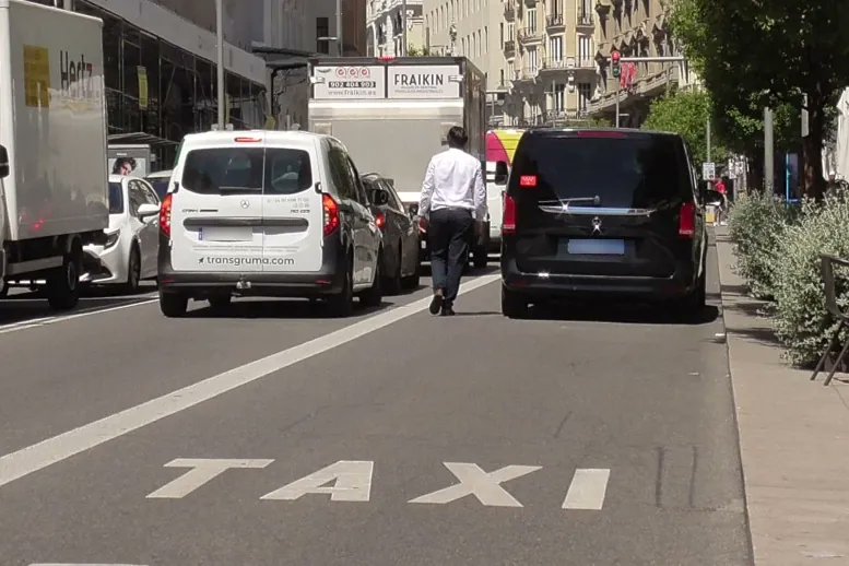 HumintDet's tweet card. La guerra entre el sector del taxi y los VTC está lejos de acabar. La asociación de taxistas Plataforma Caracol ha decidido ir un paso más allá y contratar un despacho de...