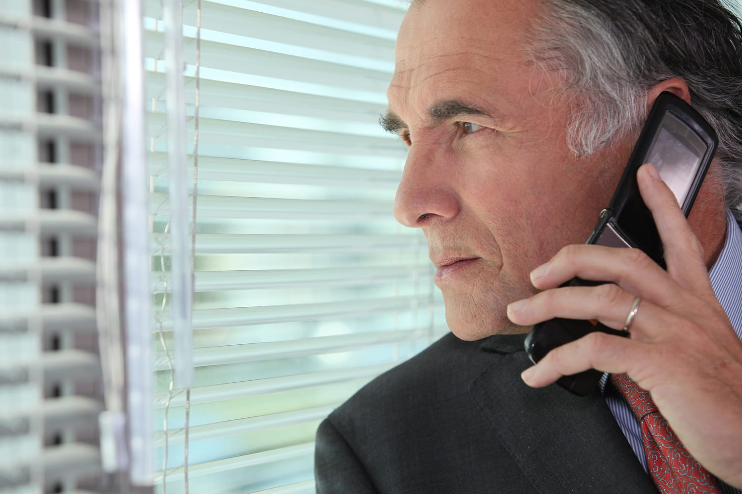 LeoAuteur's tweet card. Dénoncer des fraudeurs au fisc peut s'avérer très lucratif. En effet, l'État récompense financièrement les citoyens qui révèlent des cas de fraude fiscale avérée.