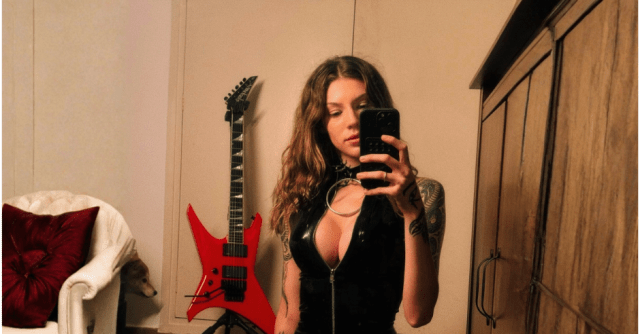 MetalSkunkBlog's tweet card. Un premuroso Belardi si sofferma sugli ultimi scatti artistici della chitarrista delle Cobra Spell, ineguagliabile banda proiettata verso un successo che confidiamo planetario.