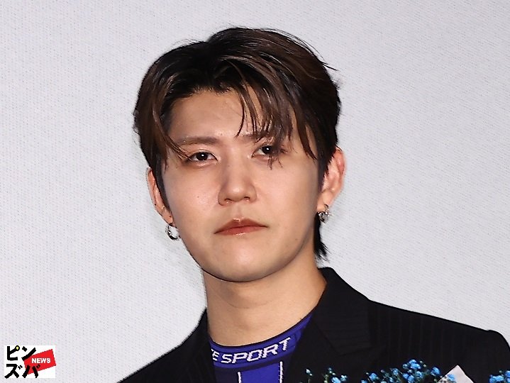 pinzubanews's tweet card. 概要:大人気バンド・Ｍｒｓ．ＧＲＥＥＮ ＡＰＰＬＥ（ミセス）のギター・若井滉斗（２９）に浮上した、同じく大人気９人組ガールズグループ・ＮｉｚｉＵの最年少メンバー・ＮＩＮＡ（ニナ／２０）との交際説、及びグラビアアイドル・未梨一花（２６）との二股愛…