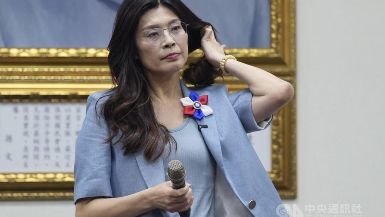 PM_Thornton's tweet card. 台灣前立委鄭麗文擊敗前台北市長郝龍斌、國民黨立委羅智強等對手，在10月18日當選新任國民黨主席，這是國民黨繼前黨主席洪秀柱之後，黨員直選產生的第2位女性黨魁。但台灣執政黨民進黨和“時代力量”等都對高調親中的鄭麗文提出警告。