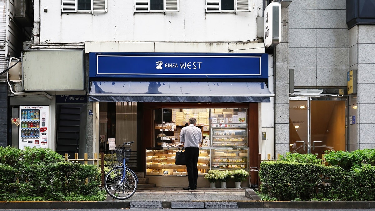 ginzawest's tweet card. 平成バブル期はさまざまな投資の誘いなどがあったが、大きな動きはせずに、質実剛健な経営に徹した。それがよかったのか、バブル後も大きなダメージはなかったという。その後も銀座ウエストは順調に推移していった…