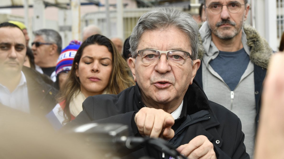 Dmocratechrtie1's tweet card. Le leader de la France Insoumise a affirmé récemment que le voile musulman serait une marque de soumission à Dieu, et le « voile chrétien » une marque de soumission à l’homme. Ce qui fait bondir...