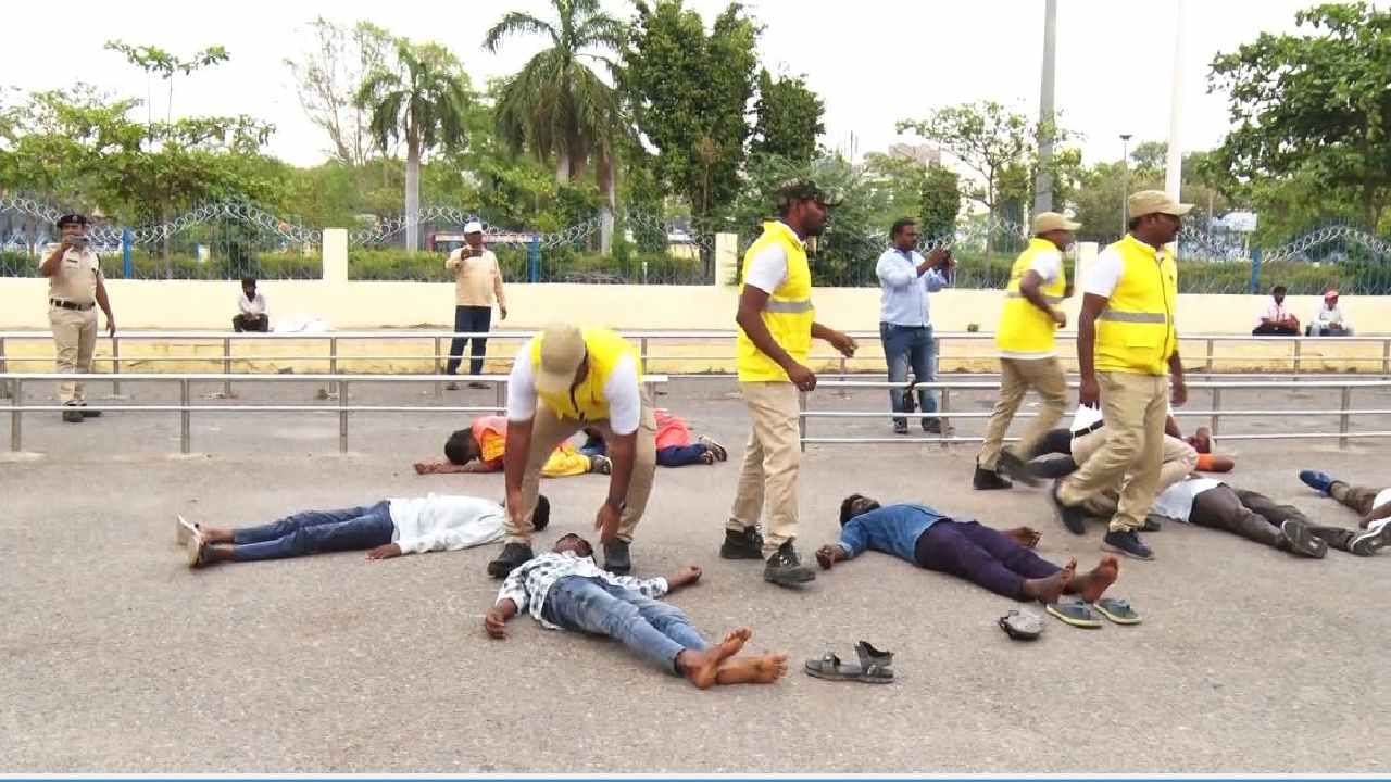 tv9kannada's tweet card. ದೇಶದ ಹಲವೆಡೆ ಮಾಕ್ ಡ್ರಿಲ್​ಗಳನ್ನ ಮಾಡಲಾಗಿದೆ. ಅದರಂತೆಗಡಿಜಿಲ್ಲೆ ರಾಯಚೂರುರೈಲ್ವೆ ಇಲಾಖೆಯಿಂದ ಅಣಕು ಪ್ರದರ್ಶನ ಮಾಡೋ ಮೂಲಕ ಜನರಲ್ಲಿ ಜಾಗೃತಿ ಮೂಡಿಸಲಾಯ್ತು.ಆಂಧ್ರದ ಕಡಪ ಮೂಲದ ಸಿವಿಲ್ ಡಿಫೆನ್ಸ್ ಟೀಂನಿಂದ ಮಾಕ್ ಡ್ರಿಲ್ ಮಾಡಲಾಗಿದೆ....