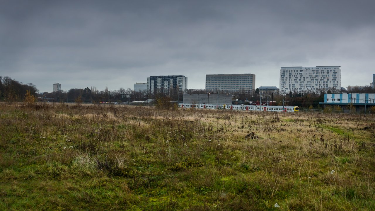 Karl_Drabbe's tweet card. Klimaat- en milieumaatregelen worden almaar vaker via de rechter in plaats van via het parlement opgelegd. De grootste uitdaging van deze eeuw depolitiseren is een slecht idee.