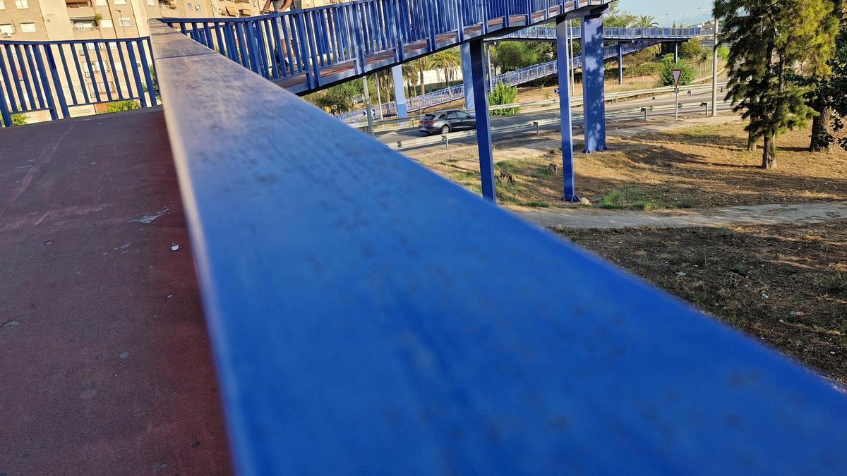 compromisXRV's tweet card. La plataforma metálica presenta vibraciones y oscilaciones que podrían indicar algún problema en la estructura