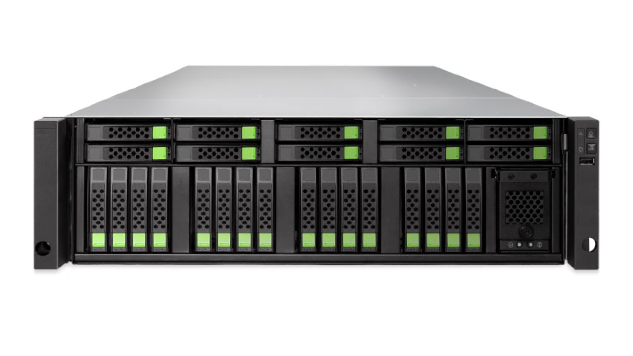 channelcity's tweet card. Un sistema rack che alloggia 26 bay SSD NVMe a bassa latenza e alte prestazioni, con failover automatico e prezzo inferiore a 20.000 dollari.