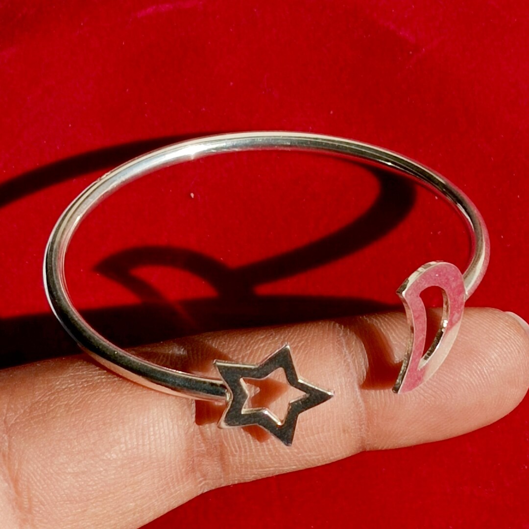 MalavSiyaram's tweet card. This Bangles item is sold by artgemsjewellery. Ships from India. Listed on Sep 6, 2025