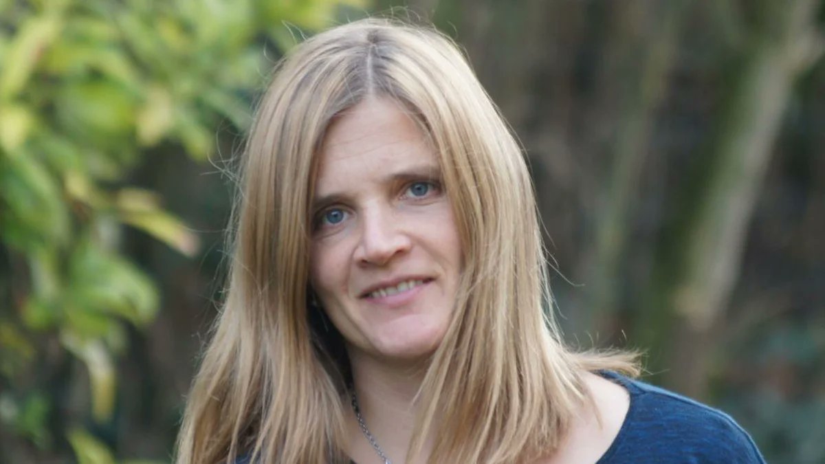 daniac's tweet card. Sarah Pohl berät Menschen, die an etwas glauben – und dann abrutschen. Dabei spielt heute oft das Internet eine Rolle.