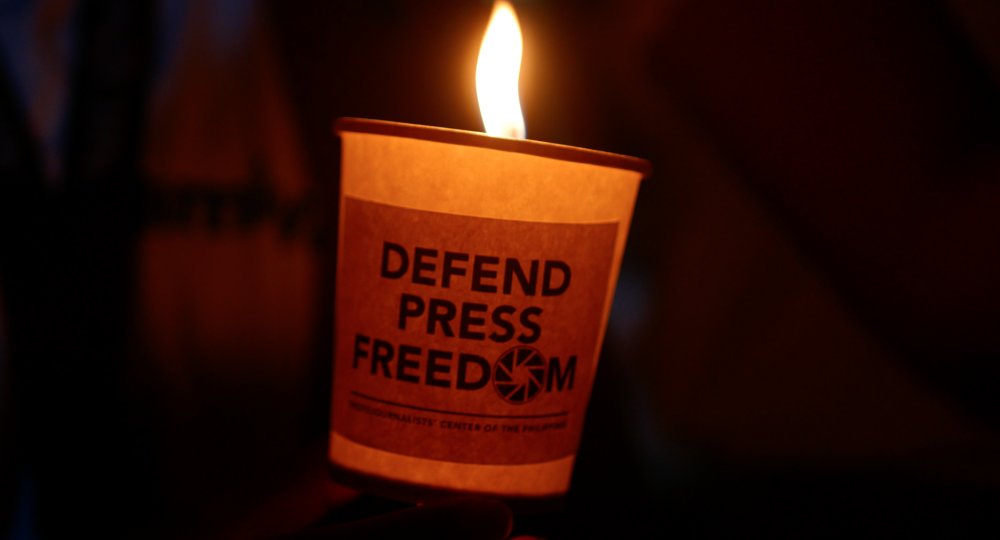 ProgIntl_pt's tweet card. Contra as forças de segurança do Estado, que repetidamente os apontam como "inimigos do Estado", Bulatlat, membro da PI Wire, apela ao público para que defenda a liberdade de imprensa e o acesso à...