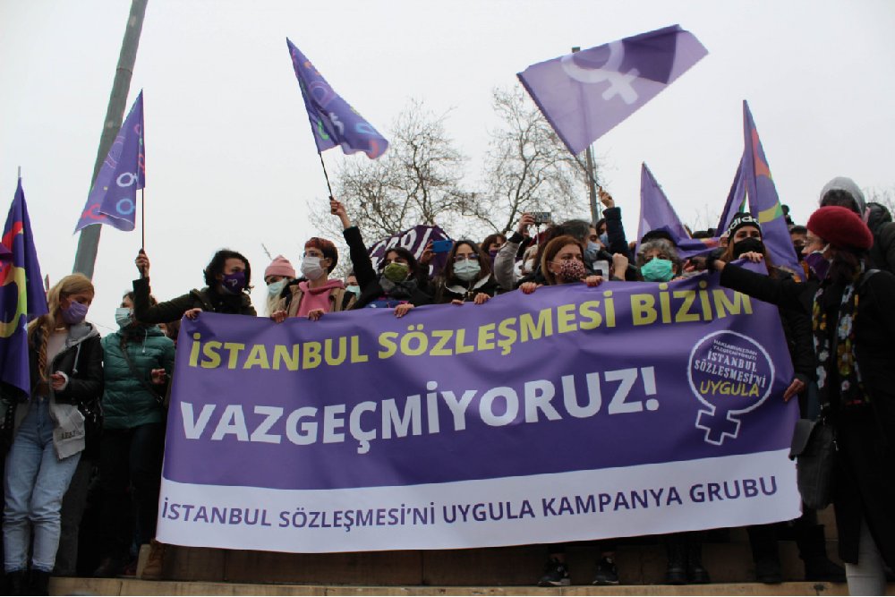 ProgIntl_pt's tweet card. O movimento feminista da Turquia expandiu-se e diversificou-se nos últimos anos - e pode ser ainda mais galvanizado pela súbita retirada do Presidente Erdoğan da Convenção de Istambul.